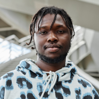 Retrato de chico con ropo street